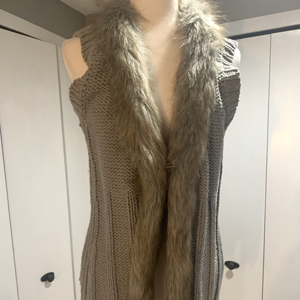 Sweater Vest with Faux Fur M